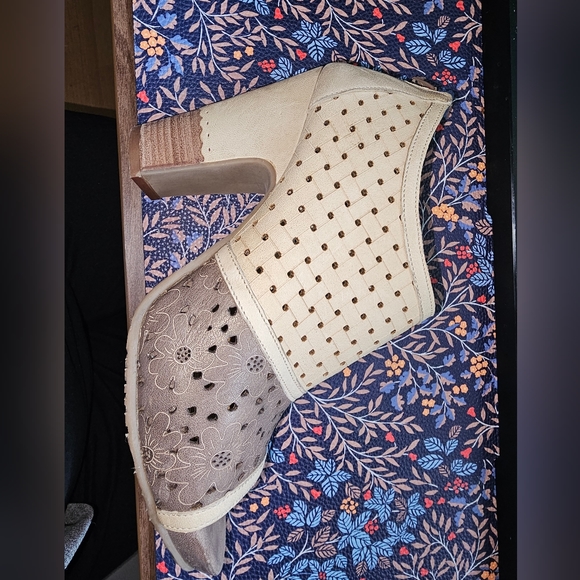 Size 40 Gold Button Cream & Taupe Flowered Shootie - Picture 2 of 16